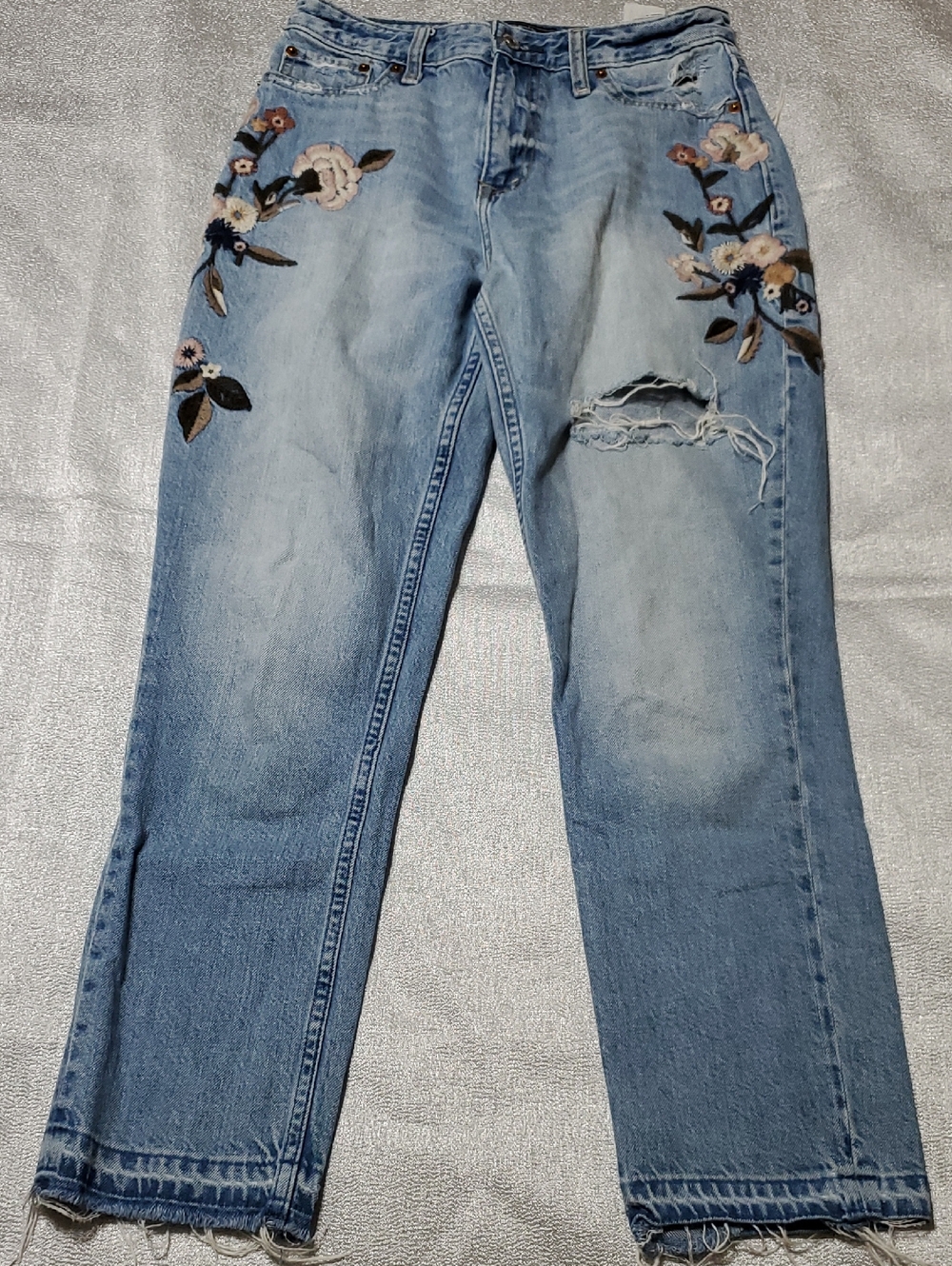 Abercrombie & Fitch DISTRESSED  Blue Embroidered Boyfriend Jeans SIZE 25
